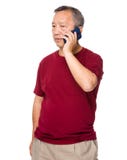 Asiatisches Manngespräch zum Mobiltelefon Lizenzfreie Stockfotos Asiatisches Manngespräch zum Mobiltelefon Lizenzfreie Stockfotos