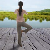Asiatisches Mädchen sitzen in der Meditation den Wasser ` s Rand Yoga im Freien conc stockbild Asiatisches Mädchen sitzen in der Meditation den Wasser ` s Rand Yoga im Freien conc stockbild