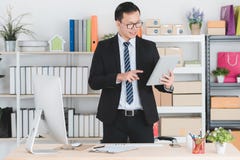 Asiatisk aff?rsman p? kontoret arkivbild Asiatisk aff?rsman p? kontoret arkivbild