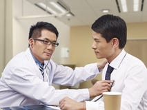 Asiatisk doktor och patient arkivbilder Asiatisk doktor och patient arkivbilder