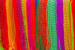 Asiatisk hand - gjort tyg som göras med den lokala hantverkaren och säljs på marknaden i Katmandu, Nepal royaltyfri fotografi Asiatisk hand - gjort tyg som göras med den lokala hantverkaren och säljs på marknaden i Katmandu, Nepal royaltyfri fotografi