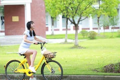 Asiatisk kinesisk ung härlig, elegantly klädd kvinna med att dela cykeln Skönhet, mode och livsstil royaltyfri bild Asiatisk kinesisk ung härlig, elegantly klädd kvinna med att dela cykeln Skönhet, mode och livsstil royaltyfri bild