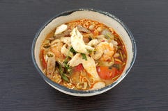 Asiatisk kryddig havs- nudelsoppa, ögonblicklig havs- nudelsoppa, i keramisk bunke Royaltyfri Foto Asiatisk kryddig havs- nudelsoppa, ögonblicklig havs- nudelsoppa, i keramisk bunke Royaltyfri Foto