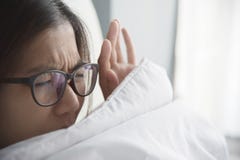 Asiatisk kvinna som har problem om att få upp tidigt på morgonen royaltyfri foto Asiatisk kvinna som har problem om att få upp tidigt på morgonen royaltyfri foto