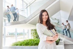 Asiatisk kvinna som student i universitet royaltyfri bild Asiatisk kvinna som student i universitet royaltyfri bild