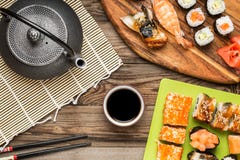 Asiatisk mat, sushirullar, nigiri, maki med soya arkivbilder Asiatisk mat, sushirullar, nigiri, maki med soya arkivbilder