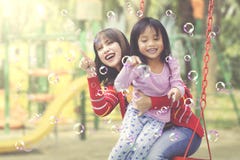 Asiatisk moder och dotter som har gyckel med bubblor arkivbilder Asiatisk moder och dotter som har gyckel med bubblor arkivbilder