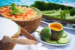Asiatisk pannkaka på bananbladet med gurka- och för passionfrukt sau royaltyfri foto Asiatisk pannkaka på bananbladet med gurka- och för passionfrukt sau royaltyfri foto