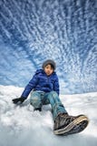 Asiatisk pojke som spelar i snö royaltyfria foton Asiatisk pojke som spelar i snö royaltyfria foton