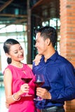 Asiatiska par med exponeringsglas av rött vin Fotografering för Bildbyråer Asiatiska par med exponeringsglas av rött vin Fotografering för Bildbyråer