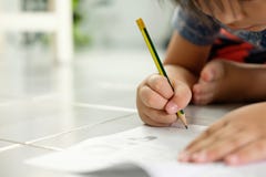 Asiatiska pojkar skriver på golvet arkivfoton Asiatiska pojkar skriver på golvet arkivfoton