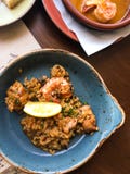 Asiatiska ris med räkor i currysås royaltyfria bilder Asiatiska ris med räkor i currysås royaltyfria bilder