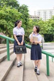 Asiatiska thailändska höga skolflickastudentpar i anseende för skolalikformig arkivbilder Asiatiska thailändska höga skolflickastudentpar i anseende för skolalikformig arkivbilder