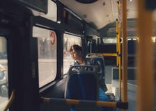 Asiatiskt mansammanträde som drömmer på bussen som ser till och med fönster Royaltyfri Fotografi Asiatiskt mansammanträde som drömmer på bussen som ser till och med fönster Royaltyfri Fotografi