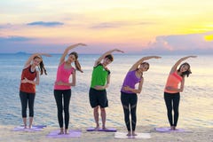 Asiatiskt sunt öva för folklivsstilgrupp som är livsviktigt, mediterar, och övande yoga poserar och utbildningsgrupp på stranden royaltyfria bilder Asiatiskt sunt öva för folklivsstilgrupp som är livsviktigt, mediterar, och övande yoga poserar och utbildningsgrupp på stranden royaltyfria bilder