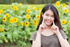 Asiatiskt thailändskt tonårigt leende för gullig stående med solrosen royaltyfria foton Asiatiskt thailändskt tonårigt leende för gullig stående med solrosen royaltyfria foton