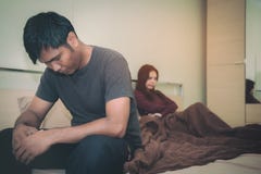 Asiatspaare, -männer und -frauen haben Probleme mit sexuellem pro stockfoto Asiatspaare, -männer und -frauen haben Probleme mit sexuellem pro stockfoto