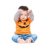 Asien behandla som ett barn pojken med den halloween dressingen och händer upp arkivbilder Asien behandla som ett barn pojken med den halloween dressingen och händer upp arkivbilder