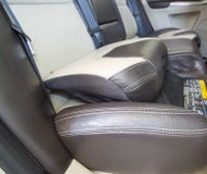 Asiento del niño del coche, sistema del amortiguador del aumentador de presión del niño fotos de archivo Asiento del niño del coche, sistema del amortiguador del aumentador de presión del niño fotos de archivo
