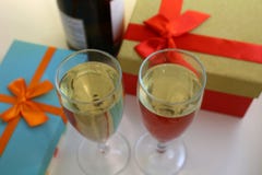 Askar med gåvor och exponeringsglas av champagne royaltyfri fotografi Askar med gåvor och exponeringsglas av champagne royaltyfri fotografi