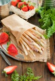 Asperge et fraises blanches sur la table en bois photos libres de droits Asperge et fraises blanches sur la table en bois photos libres de droits