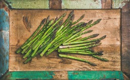 Asperge verte crue crue au-dessus de fond rustique, composition horizontale Photo stock Asperge verte crue crue au-dessus de fond rustique, composition horizontale Photo stock