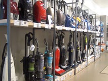Aspiradores de p30 ou hoovers para a venda em uma loja. foto de stock royalty free Aspiradores de p30 ou hoovers para a venda em uma loja. foto de stock royalty free