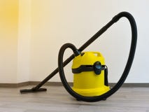 Aspirapolvere professionale giallo immagine stock libera da diritti Aspirapolvere professionale giallo immagine stock libera da diritti