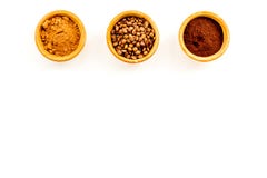 Assaisonnement au sol pour faire cuire des desserts Cannelle, cacao, poudre de café sur l'espace blanc de copie de vue supérieure Images stock Assaisonnement au sol pour faire cuire des desserts Cannelle, cacao, poudre de café sur l'espace blanc de copie de vue supérieure Images stock