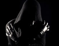 Assassin émotif, jeune et attirant dans les gants sur le fond noir photos stock Assassin émotif, jeune et attirant dans les gants sur le fond noir photos stock