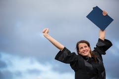 Assez, jeune femme célébrant joyeux son obtention du diplôme Image stock Assez, jeune femme célébrant joyeux son obtention du diplôme Image stock