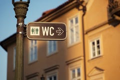 Assine para um toalete na rua de Praga República Checa foto de stock Assine para um toalete na rua de Praga República Checa foto de stock