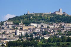 Assisi, Italia Vista de la ciudad vieja encima de la colina Imágenes de archivo libres de regalías Assisi, Italia Vista de la ciudad vieja encima de la colina Imágenes de archivo libres de regalías
