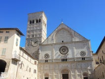 Assisi, Italie, une de la petite ville la plus belle en Italie La façade de la cathédrale de San Rufino photos libres de droits Assisi, Italie, une de la petite ville la plus belle en Italie La façade de la cathédrale de San Rufino photos libres de droits