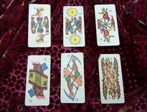 Assortiment de tarot sur un fond coloré photos libres de droits Assortiment de tarot sur un fond coloré photos libres de droits