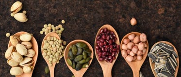 Assortimento dei fagioli e delle lenticchie in cucchiaio di legno fotografia stock libera da diritti Assortimento dei fagioli e delle lenticchie in cucchiaio di legno fotografia stock libera da diritti