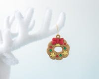 Asta blanca del reno con la decoración de la Navidad en el fondo blanco Concepto mínimo de la Navidad o del Año Nuevo foto de archivo libre de regalías Asta blanca del reno con la decoración de la Navidad en el fondo blanco Concepto mínimo de la Navidad o del Año Nuevo foto de archivo libre de regalías
