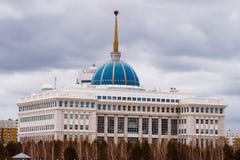 ASTANA KASAKHSTAN - APRIL 26, 2018: Fördrag - uppehåll av presidenten av Republikenet Kazakstan fotografering för bildbyråer ASTANA KASAKHSTAN - APRIL 26, 2018: Fördrag - uppehåll av presidenten av Republikenet Kazakstan fotografering för bildbyråer