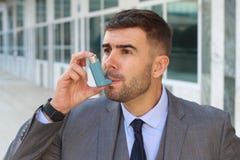 Astmatyczny biznesmen używa inhalator przy pracą fotografia royalty free Astmatyczny biznesmen używa inhalator przy pracą fotografia royalty free