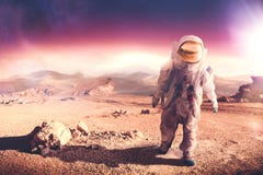 Astronaut die op een onverkende planeet lopen stock foto's Astronaut die op een onverkende planeet lopen stock foto's