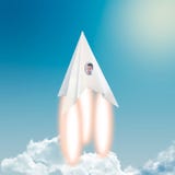 Astronauta del ragazzo nella mosca di carta del razzo via sopra le nuvole in cielo a spazio cosmico Collage di arte contemporanea fotografia stock libera da diritti Astronauta del ragazzo nella mosca di carta del razzo via sopra le nuvole in cielo a spazio cosmico Collage di arte contemporanea fotografia stock libera da diritti