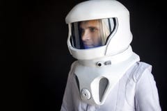 Astronauta w hełmie patrzeje puszek Fantastyczny astronautyczny kostium Eksploracja kosmos zdjęcia royalty free Astronauta w hełmie patrzeje puszek Fantastyczny astronautyczny kostium Eksploracja kosmos zdjęcia royalty free