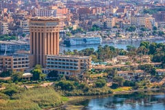 16/11/2018 Aswan, Αίγυπτος, άποψη του πανοράματος της πόλης από το βουνό της δυτικής ακτής του Νείλου στοκ φωτογραφίες 16/11/2018 Aswan, Αίγυπτος, άποψη του πανοράματος της πόλης από το βουνό της δυτικής ακτής του Νείλου στοκ φωτογραφίες