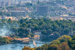 16/11/2018 Aswan, Αίγυπτος, άποψη του πανοράματος της πόλης από το βουνό της δυτικής ακτής του Νείλου στοκ φωτογραφία με δικαίωμα ελεύθερης χρήσης 16/11/2018 Aswan, Αίγυπτος, άποψη του πανοράματος της πόλης από το βουνό της δυτικής ακτής του Νείλου στοκ φωτογραφία με δικαίωμα ελεύθερης χρήσης