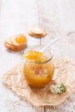 Atasco con sabor a fruta jugoso fresco con los higos en un tarro con las galletas y el requesón para el desayuno Fotografía de archivo libre de regalías Atasco con sabor a fruta jugoso fresco con los higos en un tarro con las galletas y el requesón para el desayuno Fotografía de archivo libre de regalías