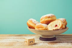 Atasque los buñuelos con el azúcar de formación de hielo para la celebración del día de fiesta de Jánuca foto de archivo Atasque los buñuelos con el azúcar de formación de hielo para la celebración del día de fiesta de Jánuca foto de archivo