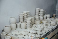 Atelier de poterie Poterie non cuite de séchage après le moulage photo stock Atelier de poterie Poterie non cuite de séchage après le moulage photo stock