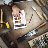 Atelier en bois de Craftmanship Carpentry Handicraft de charpentier concentré images stock Atelier en bois de Craftmanship Carpentry Handicraft de charpentier concentré images stock