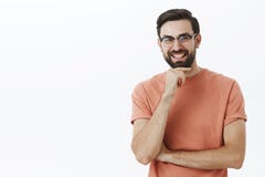 Atelieraufnahme des intelligenten und kreativen glücklichen hübschen männlichen Unternehmers im netten Schauglas, der Bart und da stockbilder Atelieraufnahme des intelligenten und kreativen glücklichen hübschen männlichen Unternehmers im netten Schauglas, der Bart und da stockbilder
