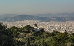 Atenas desde arriba con los edificios blancos arquitectura, montaña, árboles, cielo azul sobre la hora de mañana en verano fotos de archivo libres de regalías Atenas desde arriba con los edificios blancos arquitectura, montaña, árboles, cielo azul sobre la hora de mañana en verano fotos de archivo libres de regalías